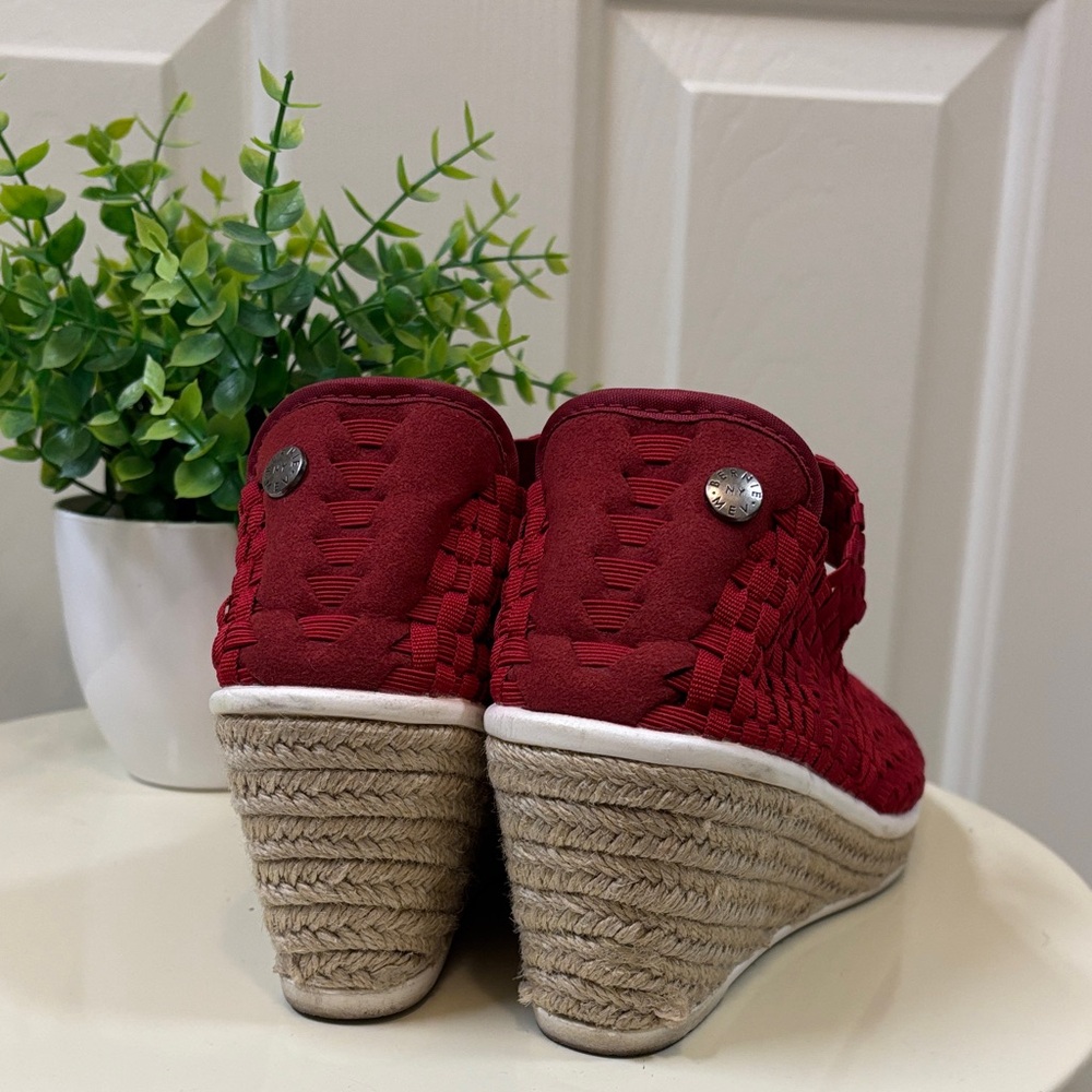 bernie mev. Red Woven Wedges - Picture 2 of 4
